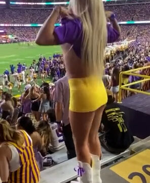 Abigaillutz Flashing Boobs At LSU Crowd – Viral